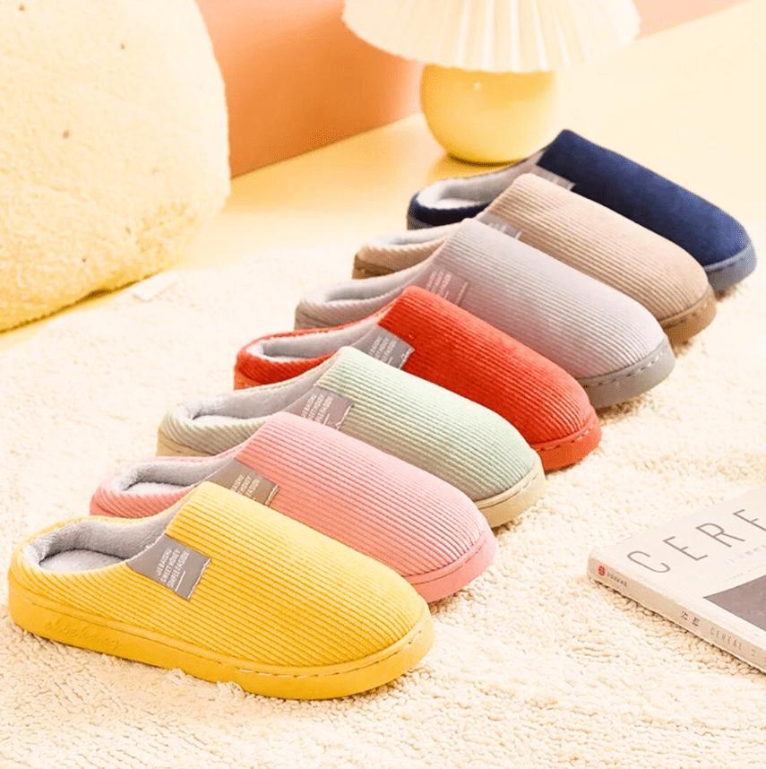 Ciepłe pantofle z podszewką w paski – miękkie i wygodne kapcie domowe dla kobiet