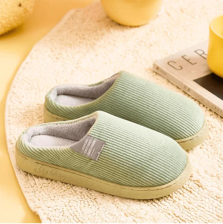 Ciepłe pantofle z podszewką w paski – miękkie i wygodne kapcie domowe dla kobiet