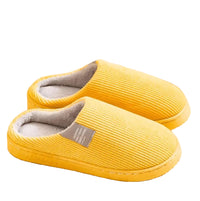 Ciepłe pantofle z podszewką w paski – miękkie i wygodne kapcie domowe dla kobiet