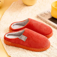 Ciepłe pantofle z podszewką w paski – miękkie i wygodne kapcie domowe dla kobiet