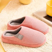 Ciepłe pantofle z podszewką w paski – miękkie i wygodne kapcie domowe dla kobiet