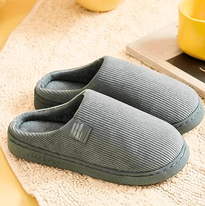 Ciepłe pantofle z podszewką w paski – miękkie i wygodne kapcie domowe dla kobiet